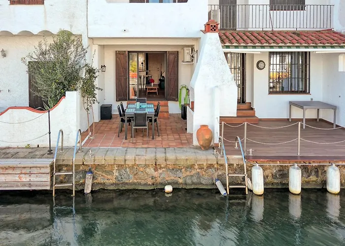 Апартаменты Rustic Chic W Mooring Spot Эмпуриабрава